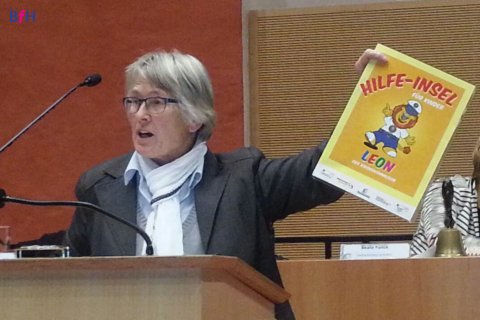  Anne-Dorothea Stübing spricht für die BfH in der Stadtverordnetenversammlung zum Thema:  "Hilfeinseln für Senioren"