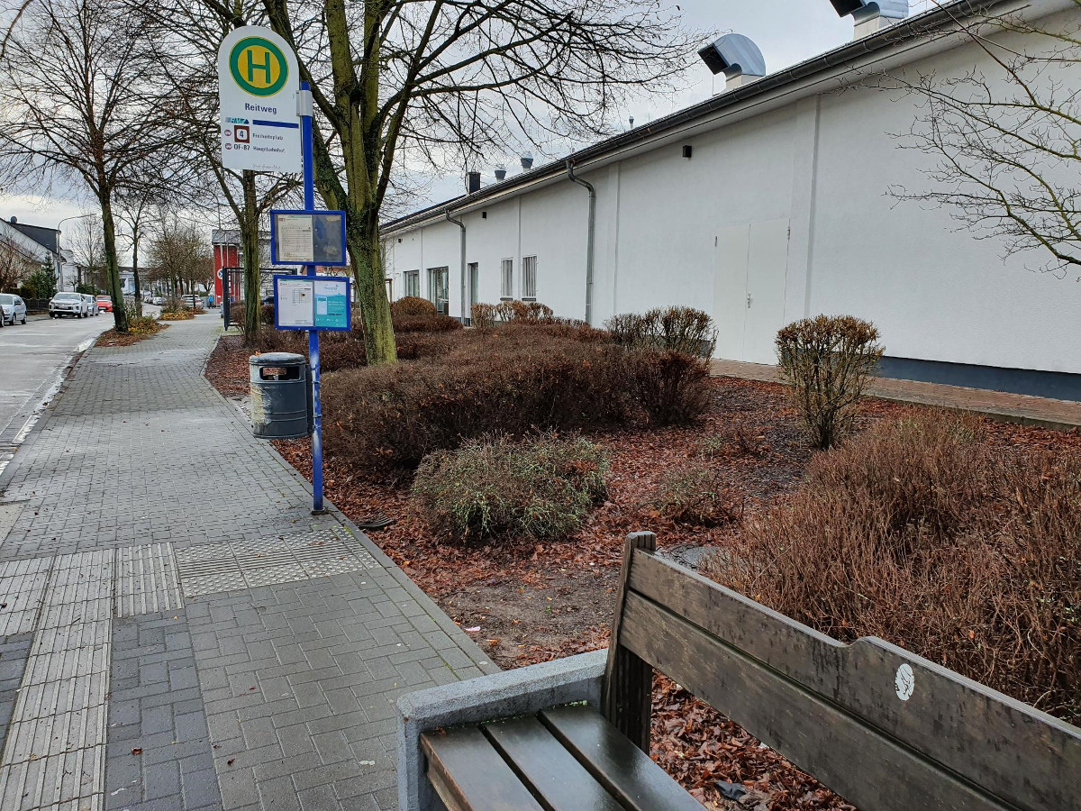 Bushalrestelle Reitweg ohne Pberdachung